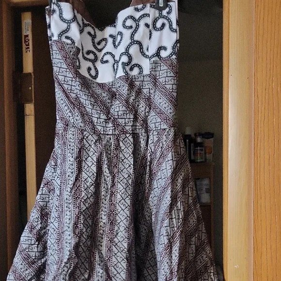 Elegant Patterned Dress - Picture 3 of 3